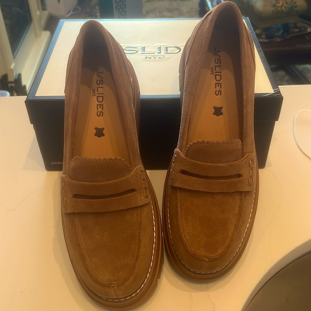J SLIDES TYLER T TAN SUEDE LOAFERS
SIZE 9M
BRAND NEW.    NEVER WORN